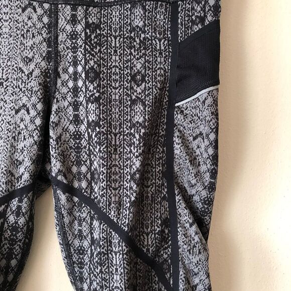 Athleta Grey&Black Capri Patterned Leggings - Picture 2 of 10